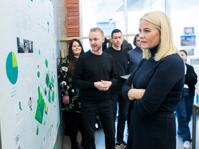 Kronprinsessen besøkte Arkitekt- og designhøgskolen i Oslo i 2018. Her forteller Fredrik Kjellsen Just og hans medstudenter om sitt bærekraftige landbruksprosjekt. Foto: Håkon Mosvold Larsen / NTB